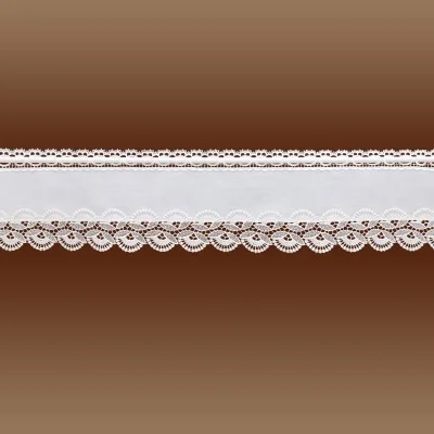 Feenhausgardine Hannah weiß mit Plauener Spitze am Fenster Musterbild