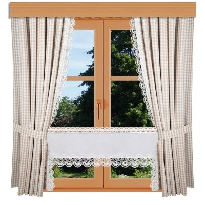 Ein holzgerahmtes Fenster mit beigefarbenen, karierten Vorhängen, die auf beiden Seiten zurückgebunden sind. Das Fenster hat in der unteren Hälfte einen weißen Volant mit Spitzenbesatz, der den Blick auf üppig grüne Bäume und Gras draußen freigibt. Das Fenster wird von einer mit Wellenschliff versehenen Gardinenleiste gekrönt.