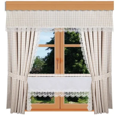 Ein Fenster mit Holzrahmen und beigefarbenen, karierten Vorhängen mit Spitzenbesatz, die auf beiden Seiten zurückgebunden werden. Ein passender Volant bedeckt das Oberteil, und ein mit Spitze besetztes Paneel verläuft in der Mitte. Durch das Fenster sind an einem sonnigen Tag grüne Bäume und Gras zu sehen.