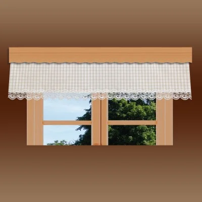 Ein holzgerahmtes Fenster mit einem hölzernen Volant und einem weißen, karierten Spitzenvorhang mit einer dekorativen, floralen Spitzenbordüre am unteren Rand. Außerhalb des Fensters sind üppig grüne Bäume vor einem klaren Himmel zu sehen.