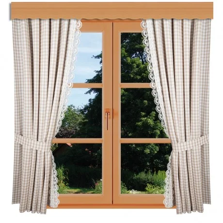 Ein holzgerahmtes Fenster mit beigefarbenen, karierten Vorhängen, die zurückgebunden sind und einen grünen Garten mit Bäumen und Sträuchern zeigen. Das Fenster hat einen dekorativen Volant und eine Spitzenbordüre entlang der Vorhänge.