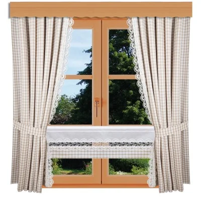 Ein Fenster mit Holzrahmen und beigefarbenen, karierten Vorhängen mit Spitzenbesatz, die auf beiden Seiten zurückgebunden sind. Ein passender Volant aus Spitze und Schachbrettmuster bedeckt die untere Hälfte. Draußen sind üppig grüne Bäume zu sehen.