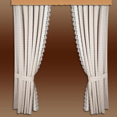 Beige-weiß karierte Vorhänge, beidseitig zurückgebunden, mit weißer Spitze verziert, an einer Holzstange hängend, vor einem Hintergrund mit braunem Farbverlauf.