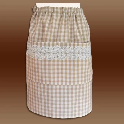 Eine beige-weiß karierte Halbschürze mit einem elastischen Bund, einer großen Vordertasche und einer dekorativen weißen Spitzenborte über der Tasche. Der Hintergrund hat einen braunen Farbverlauf, der das klassische Design der Schürze im Landhausstil unterstreicht.