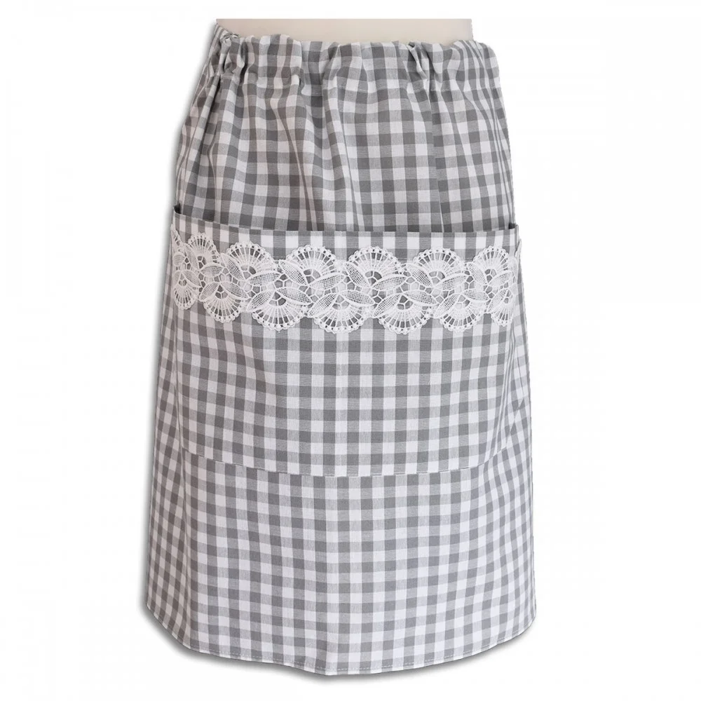 Taillenschürze mit grau-weißem Karomuster und einer großen Fronttasche. Die Tasche ist mit einem horizontalen Streifen weißer Spitze mit Blumenmuster verziert, der dem praktischen Kleidungsstück einen dekorativen Touch verleiht.