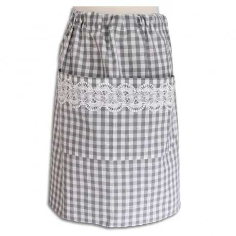 Taillenschürze mit grau-weißem Karomuster und einer großen Fronttasche. Die Tasche ist mit einem horizontalen Streifen weißer Spitze mit Blumenmuster verziert, der dem praktischen Kleidungsstück einen dekorativen Touch verleiht.