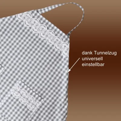Grau-weiß karierte Schürze mit weißem Spitzenbesatz an Brust und Tasche. Ein Pfeil zeigt auf den Halsausschnitt, der mit "dank Tunnelzug universell einstellbar" beschriftet ist. Brauner Hintergrund mit Farbverlauf.