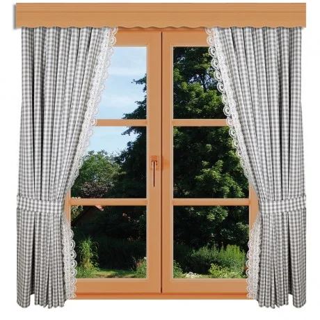Ein holzgerahmtes Fenster mit zurückgebundenen karierten Vorhängen und Spitzenbesatz, das einen grünen Garten mit Gras, Bäumen und Sträuchern zeigt.