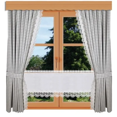 Ein holzgerahmtes Fenster mit schwarz-weiß karierten Vorhängen und weißer Spitzenborte, die an den Seiten zurückgebunden sind. Das Fenster zeigt einen Blick auf grüne Bäume und Gras nach draußen.