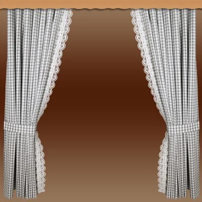 Grau-weiß karierte Vorhänge mit Spitzenbesatz sind auf beiden Seiten eines Fensterrahmens zurückgebunden und geben einen braunen Hintergrund mit Farbverlauf frei. Oben befindet sich ein hölzerner Volant.