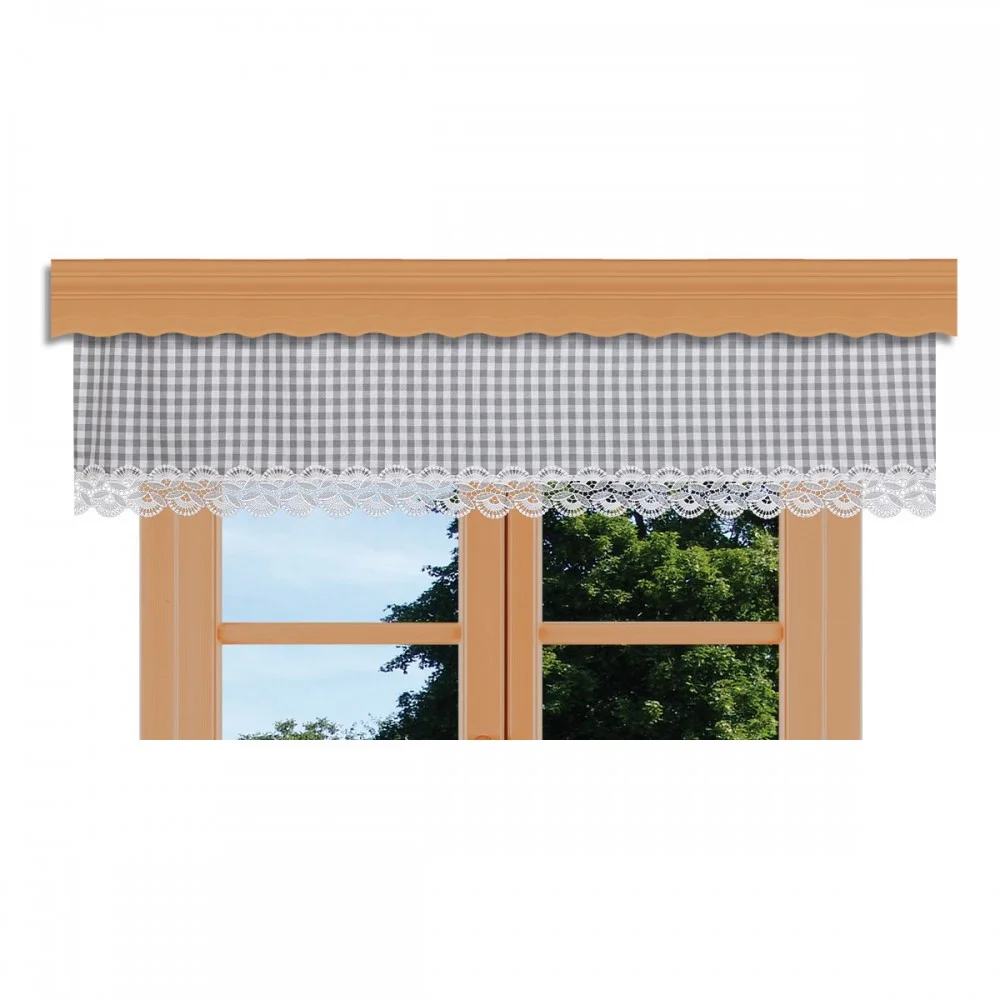 Ein holzgerahmtes Fenster mit Blick auf grüne Bäume im Freien wird von einem grau-weiß karierten Volant mit Spitzenbordüre am unteren Rand gekrönt. Der Volant hat eine gerade Oberkante und hängt knapp über dem Fenster.