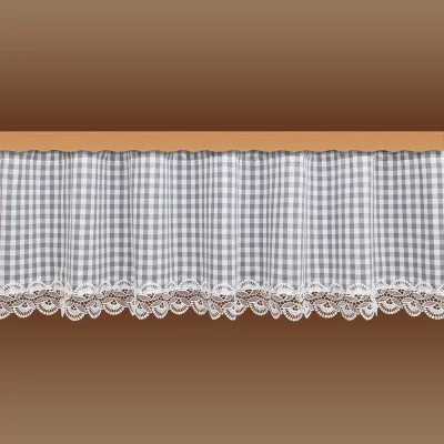 Ein weiß-grau karierter Vorhang mit zartem Spitzenbesatz hängt an einer Holzstange vor einem braunen Hintergrund. Der Stoff hat ein Karomuster und ist am oberen Rand leicht gerafft.