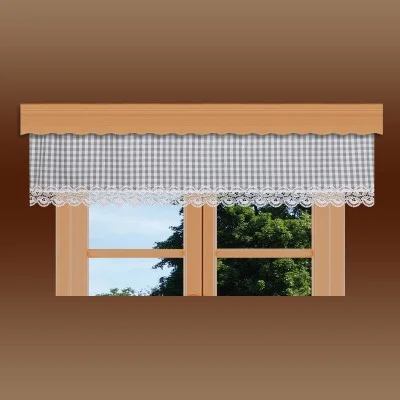 Darüber hängt ein holzgerahmtes Fenster mit einem grau-weiß karierten Volant. Der Volant ist mit einer Wellenkante und einer Spitzenborte versehen. Außerhalb des Fensters ist grünes Laub vor einem klaren blauen Himmel zu sehen. Der Hintergrund ist ein brauner Farbverlauf.