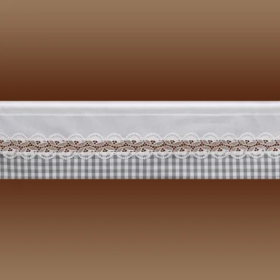 Eine Tischplatte, über die ein weißes Tuch drapiert ist, mit einem horizontalen Band aus dekorativer weißer Spitze mit Wellenschliff und Blumenmuster. Unter der Spitze befindet sich ein grau-weiß karierter Stoff vor einem braunen Hintergrund mit Farbverlauf.