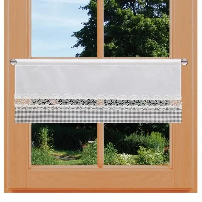 Ein holzgerahmtes Fenster mit einem weiß-grau karierten Cafévorhang. Der Vorhang mit Spitzenbesatz hängt auf halber Höhe und gibt den Blick auf einen üppigen grünen Garten und die Bäume draußen frei. Das Sonnenlicht erhellt die Szene und schafft eine gemütliche, einladende Atmosphäre.