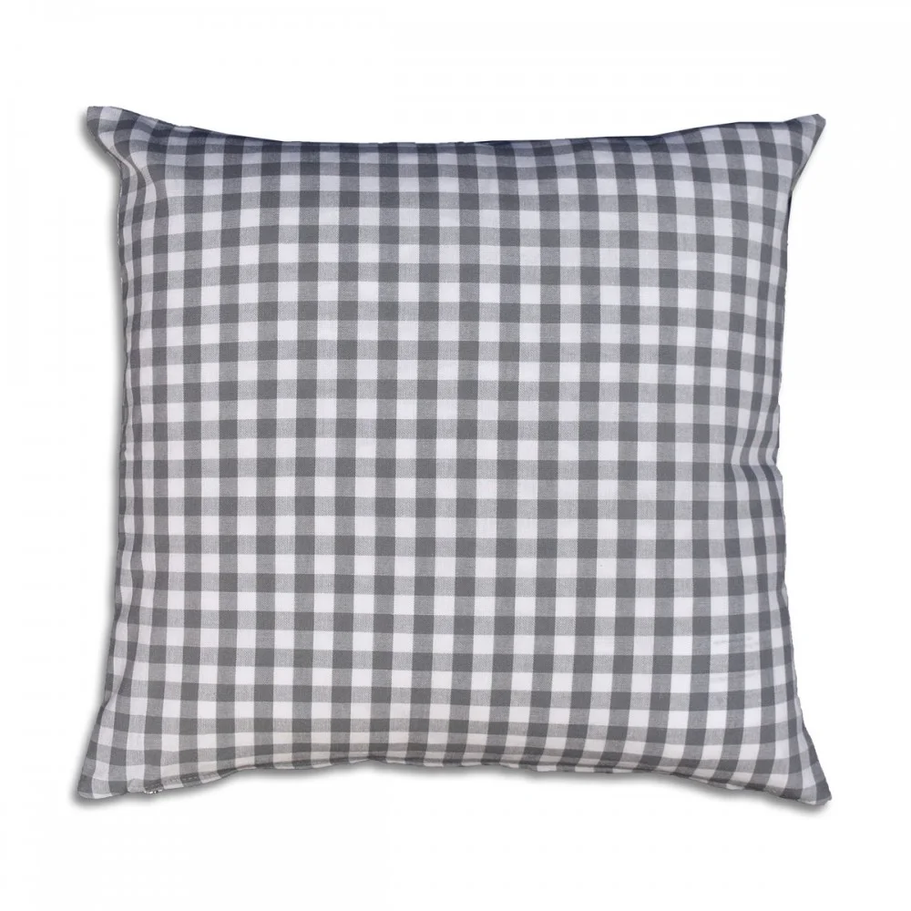 Ein quadratisches Kissen mit schwarz-weißem Schachbrettmuster auf weißem Hintergrund.