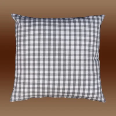 Ein quadratisches Kissen mit schwarz-weißem Karomuster auf einem braunen Hintergrund mit Farbverlauf.