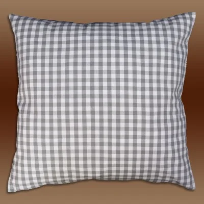 Quadratisches Kissen mit grau-weißem Schachbrettmuster vor einem Hintergrund mit braunem Farbverlauf.