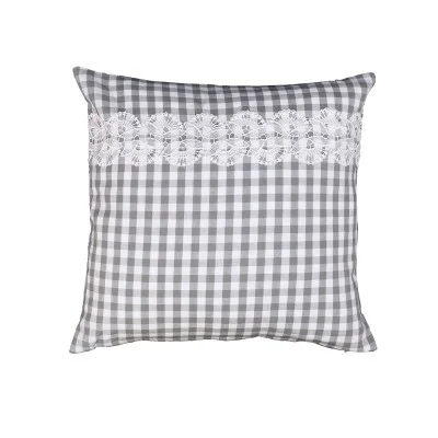 Quadratisches Kissen mit schwarz-weißem Karomuster und einem horizontalen Streifen aus weißer Spitze auf der Vorderseite vor einem schlichten weißen Hintergrund.