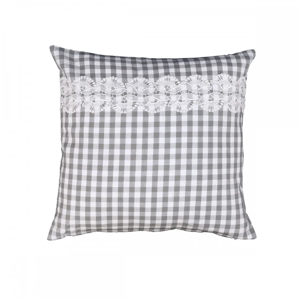 Quadratisches Kissen mit schwarz-weißem Karomuster und einem horizontalen Streifen aus weißer Spitze auf der Vorderseite vor einem schlichten weißen Hintergrund.