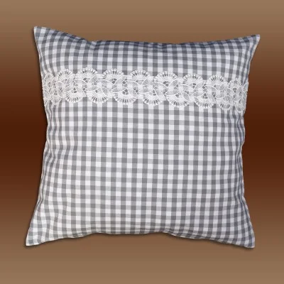 Kissenhülle Hannah grau-weiß kariert mit Spitzenbesatz 50 x 50 cm Musterbild