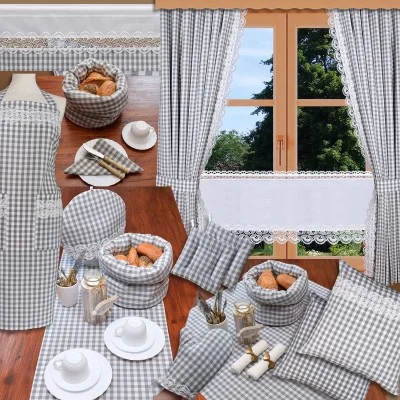 Eine Collage zeigt grau-weiß karierte Küchentextilien, darunter Vorhänge, eine Tischdecke, Servietten, eine Schürze und Körbe mit Brot, Tellern, Tassen und Utensilien auf einem Holztisch vor einem Fenster mit Blick ins Freie.
