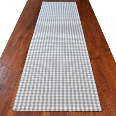 Ein Holztisch mit einem grau-weiß-karierten Tischläufer in der Mitte 140 cm lang