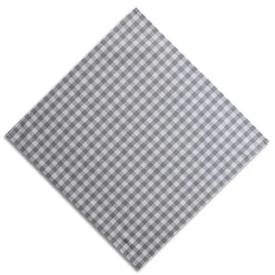 Eine quadratische Stoffserviette mit einem grau-weiß karierten Muster, das sich diagonal auf weißem Hintergrund abzeichnet.