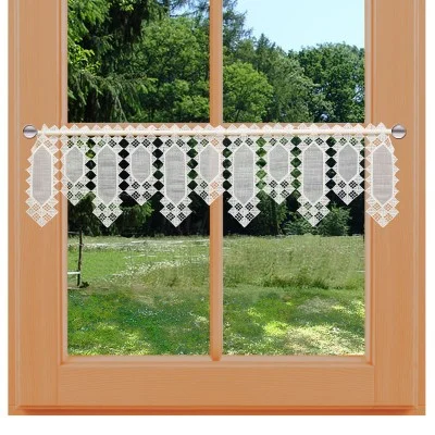 Feenhausgardine Rea weiß Plauener Spitze am Fenster