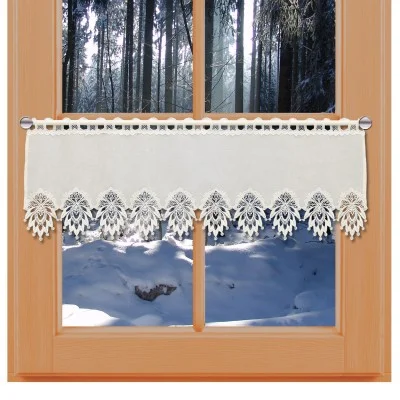 Schiebengardine Stina natur mit Spitzenabschluss am Fenster WInter