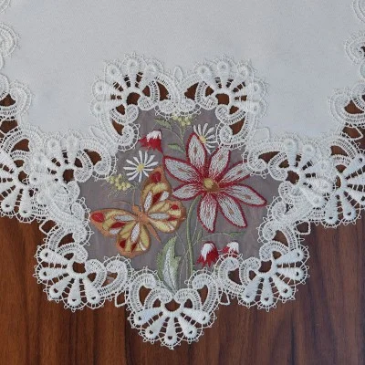 Spitzendeckchen Magda mit gesticktem Schmetterling in rot Detailbild