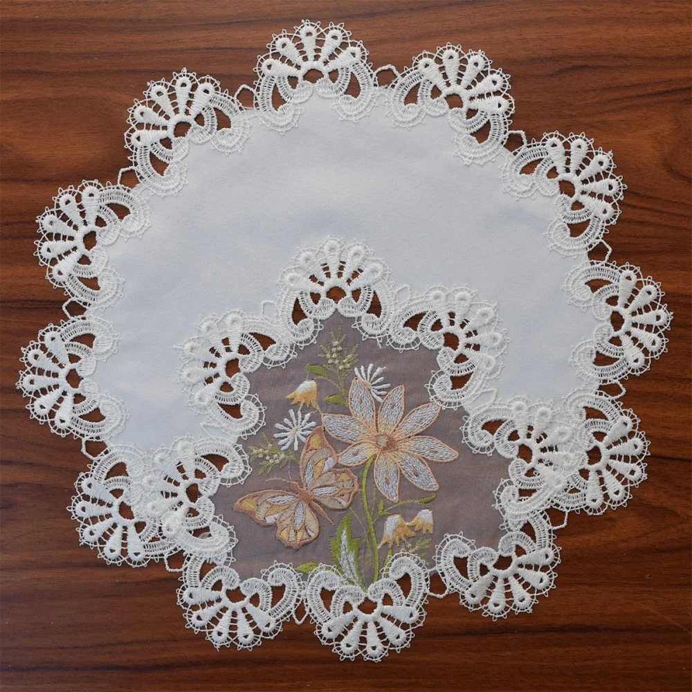 Spitzendeckchen Magda mit gesticktem Schmetterling in lachs