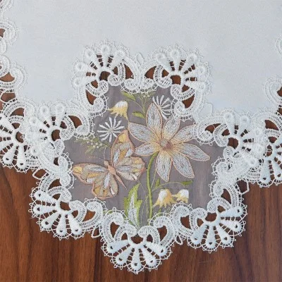 Tischläufer Magda mit gesticktem Schmetterling in lachs Detailbild