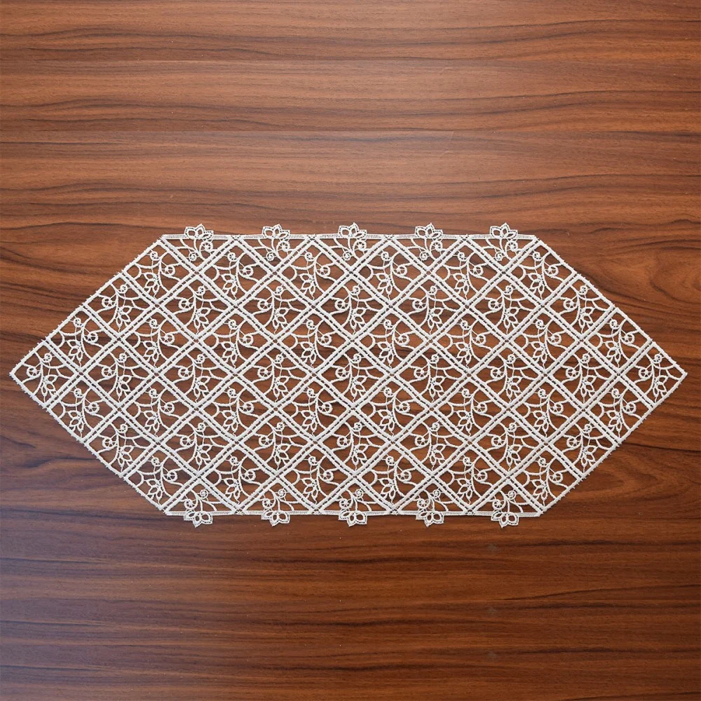Ein weißer, rautenförmiger Spitzentischläufer mit detailliertem geometrischem und floralem Muster liegt auf einem glatten braunen Holztisch, der deutliche Maserungslinien aufweist. Die Spitze besteht aus sich wiederholenden Rautenmotiven und feinen floralen Elementen.