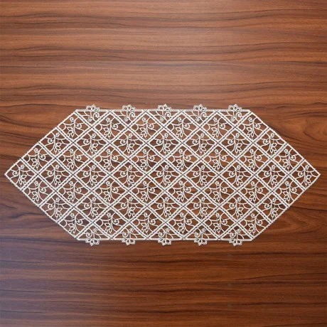 Ein weißer, rautenförmiger Spitzentischläufer mit detailliertem geometrischem und floralem Muster liegt auf einem glatten braunen Holztisch, der deutliche Maserungslinien aufweist. Die Spitze besteht aus sich wiederholenden Rautenmotiven und feinen floralen Elementen.