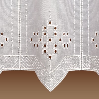 Kurzgardine Irmi Lochstickerei auf weißem Polyesterbatist Detailbild