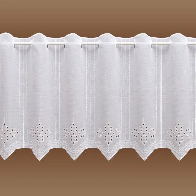 Kurzgardine Irmi Lochstickerei auf weißem Polyesterbatist 45 cm hoch vor einfachem Hintergrund