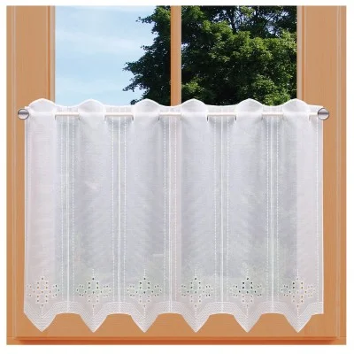 Kurzgardine Irmi Lochstickerei auf weißem Polyesterbatist 55 cm hoch an einem Fenster