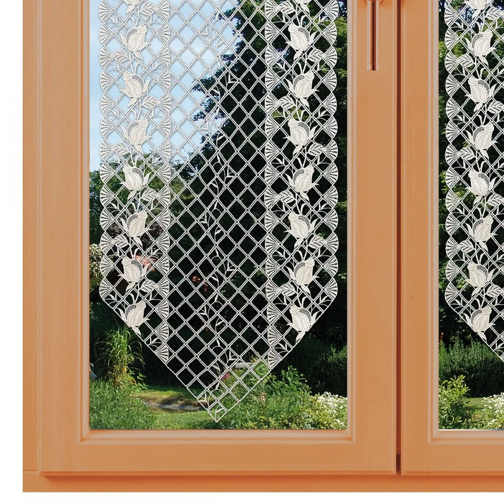 Spitzen-Scheibenhänger Anja mit Rosenmuster an einem Fenster