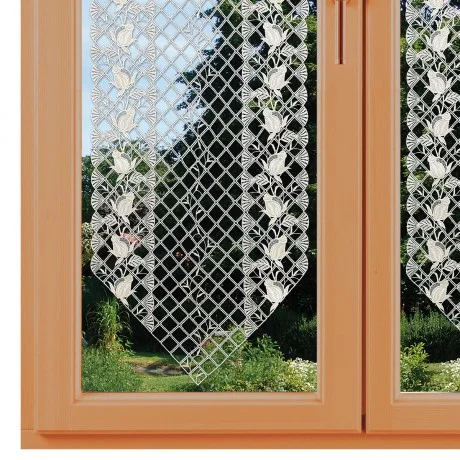 Spitzen-Scheibenhänger Anja mit Rosenmuster an einem Fenster