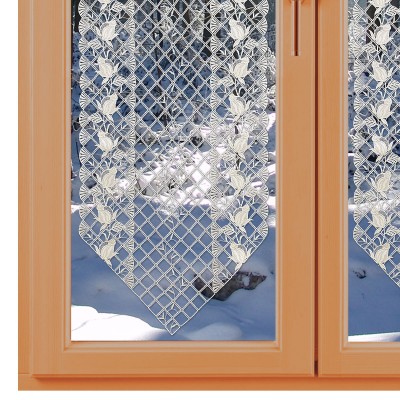 Spitzen-Scheibenhänger Anja mit Rosenmuster vor einem Winterfenster