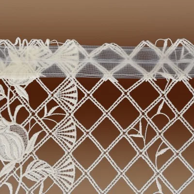 Spitzen-Scheibenhänger Anja mit Rosenmuster Detailansicht Tunnelband