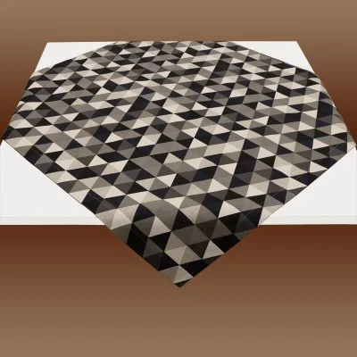 Mitteldecke Hedda in Leinenoptik mit Dreiecksmuster vor Hintergrund