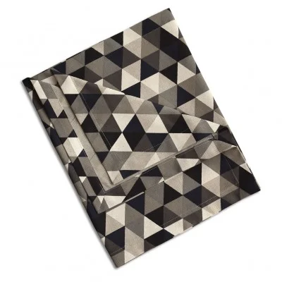 Tischläufer Hedda in Leinenoptik mit Dreiecksmuster gefaltet