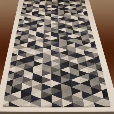 Tischläufer Hedda in Leinenoptik mit Dreiecksmuster vor Hintergrund