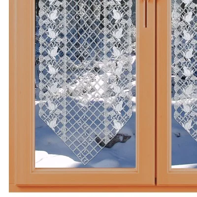 Scheibengardine Anja mit Rosenmuster in weiß am Fenster Winter