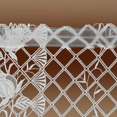 Spitzen-Scheibenhänger Anja mit Rosenmuster in weiß Reihband