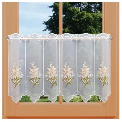Ein Fenster mit hellem Holzrahmen ist mit einer kurzen, hauchdünnen weißen Scheibengardine geschmückt. Die Kurzgardine weist ein gesticktes Blumenmotiv aus weißen und gelben Blüten mit grünen Blättern auf. Vor dem Fenster sind üppige grüne Bäume und Gras zu sehen.