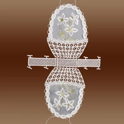 Gestickte Geschenke-Tasche Blume aus Plauener Spitze offen