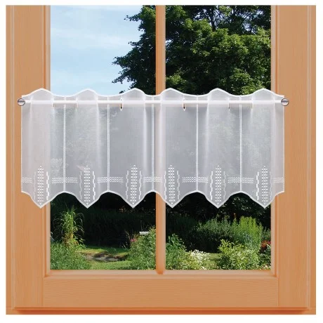 Scheibengardine Caroline aus Plauener Spitze am Fenster